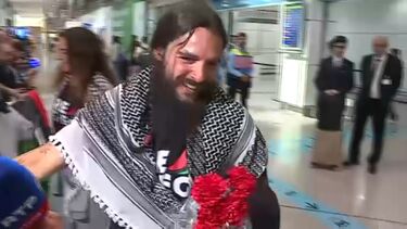 A chegada do médico português ao aeroporto de Lisboa que foi detido por Israel na flotilha