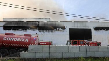 Incêndio ativo em empresa de reciclagem de plásticos em Coimbra