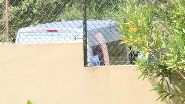 O momento em que mãe e padrasto que abandonaram crianças saem do posto da GNR de Fátima a caminho do Tribunal de Setúbal