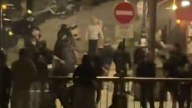 Cadeiras no ar e garrafas partidas: Vídeo mostra violência entre adeptos do Nice
