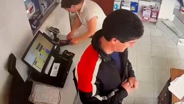 Novas imagens mostram mãe que abandonou filhos franceses a pagar com multibanco em bomba de gasolina em Portugal