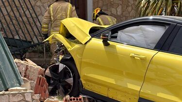 Carro despista-se e destrói fachada de casa em Cascais. Condutora ficou ferida