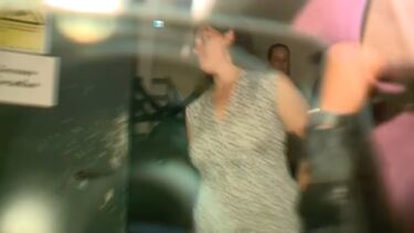 O momento em que mãe e padrasto de crianças abandonadas deixam o tribunal de Setúbal