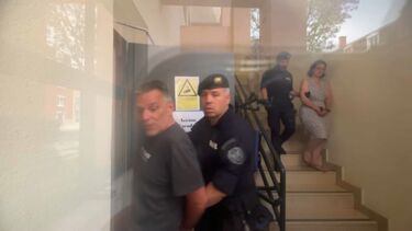 O momento em que casal francês sai do tribunal de Setúbal depois de lhes ser decretada prisão preventiva