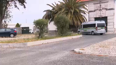 Mãe que abandonou crianças francesas chega à prisão de Tires