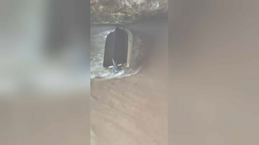 Barco com 12 pessoas a bordo vira na Gruta de Benagil em Lagoa. Há pelo menos dois feridos