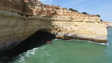Imagens mostram operação de resgate do barco com 12 pessoas a bordo que virou na Gruta de Benagil em Lagoa
