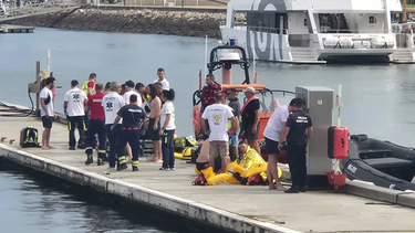 Barco com 12 pessoas a bordo vira na Gruta de Benagil em Lagoa. Há pelo menos dois feridos