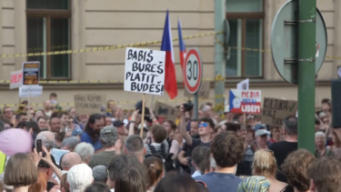 Protestos em Praga contra plano do governo para alterar financiamento dos media públicos