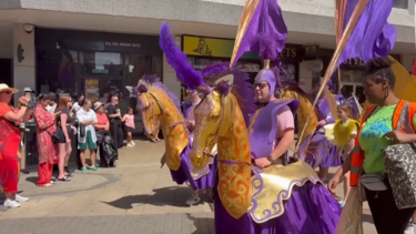 Cores e música marcam desfile de carnaval de festival britânico em Luton