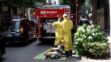 Homem pulveriza substância não identificada em zona comercial em Tóquio. Há cerca de 20 feridos
