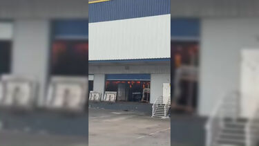 Novas imagens do incêndio que está a consumir armazém da DHL em Vialonga