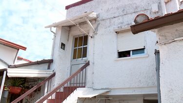 Mulher encontra a irmã assassinada na casa de banho