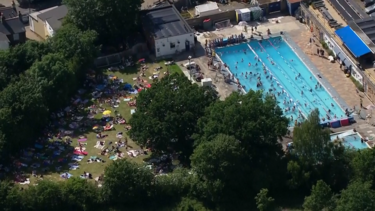 Londres sob onda de calor recorde: imagens aéreas mostram multidões a aproveitar piscinas, rios e espaços verdes na cidade