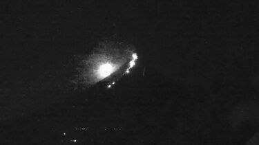 Meteoro atravessa céu nas Filipinas e cria espetáculo de luzes