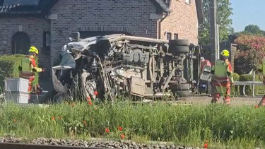 Vídeo mostra equipas de emergência no local onde autocarro escolar colidiu contra comboio na Bélgica  