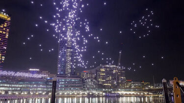 Espetáculo de luzes no céu corre mal e dezenas de drones caem descoordenados durante festival em Sydney 