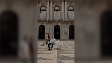 Carlos Moedas dá as boas vindas a Bad Bunny com cadeiras brancas espalhadas por Lisboa