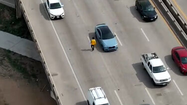 Imagens de drone captam homem a caminhar numa autoestrada no Texas 