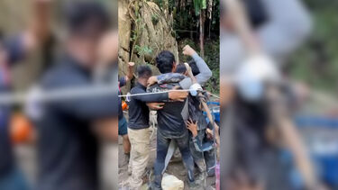 Gritos de euforia e lágrimas: O momento após o resgate do grupo preso há uma semana numa gruta inundada em Laos