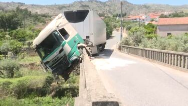 Camião despista-se e fica suspenso numa ponte no Fundão