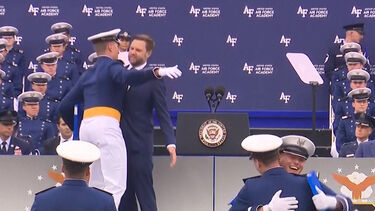 Cadete da Força Aérea tentou dar um “chest bump” ao vice-presidente JD Vance… e ele respondeu à altura