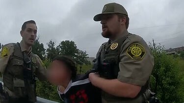 ‘Bodycam’ capta perseguição e detenção de jovem de 15 anos que fugiu de centro de saúde mental nos EUA
