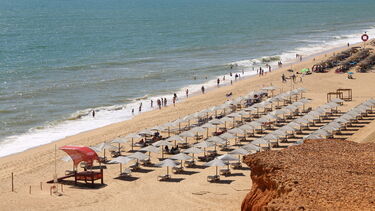 Concessionários do Algarve alertam que chapéus de sol em frente aos apoios de praia constituem "perigo"