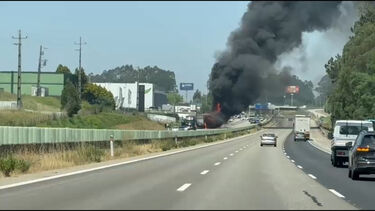 Camião incendeia-se na A1 em Santa Maria da Feira