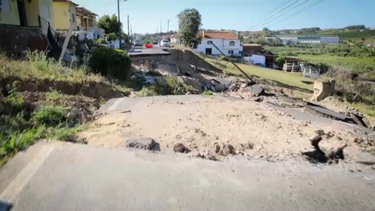 Moradores atravessam estrada destruída todos os dias no Casal Lourim. Obras de reabilitação só devem terminar em dezembro