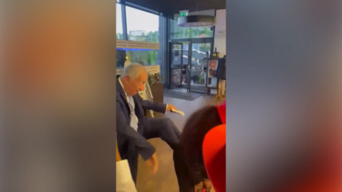 Marcelo Rebelo de Sousa lança estudantes para a vida... a pontapé