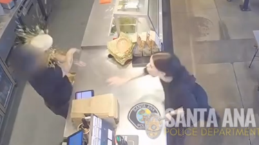 Cliente atira recipiente de comida à cara de funcionária em restaurante na Califórnia