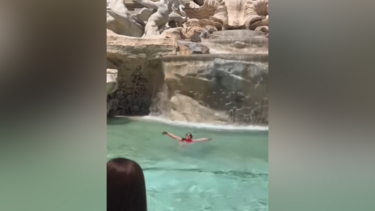 Turista entra na Fontana di Trevi para se refrescar em Roma