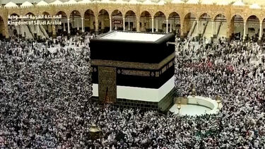 Peregrinos muçulmanos concluem a peregrinação anual a Meca com a última volta à Kaaba