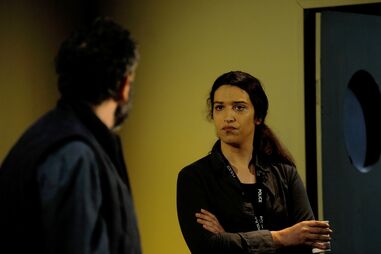 Eduarda Arriaga e Simon Frankel em 'Um Interrogatório'