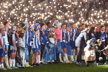 À luz das lanternas, milhares no Estádio do Dragão homenagearam Jorge Costa