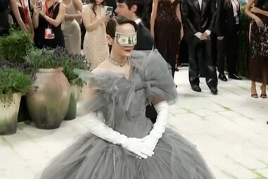Dos olhos vendados com notas de dólares às obras de arte recriadas: Veja os looks ousados do Met Gala 2026