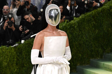 Katy Perry usa vestido com máscara