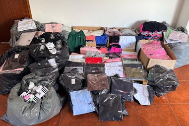 Mais de 1800 peças de roupa foram apreendidas