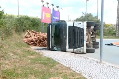 Camião carregado de madeira tombou numa rotunda à entrada de Estremoz
