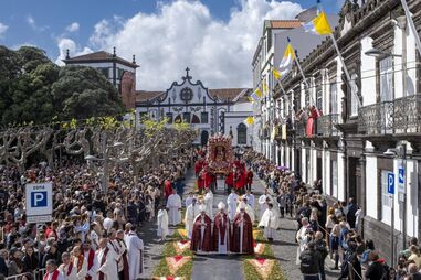 Procissão de mudança da imagem do Santo Cristo dos Milagres, em Ponta Delgada