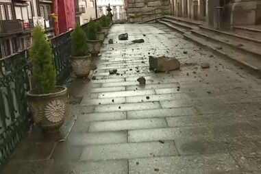 Raio destrói cruz de igreja no centro de Guimarães. Uma mulher ficou ferida