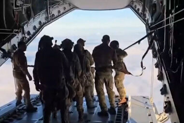 Médicos militares britânicos saltam de paraquedas para ilha remota após suspeita de hantavírus