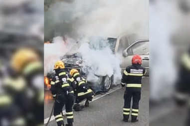 Carro incendeia-se na A44 em Vila Nova de Gaia 