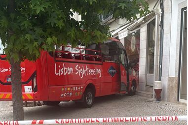 Autocarro despista-se contra loja nos Restauradores