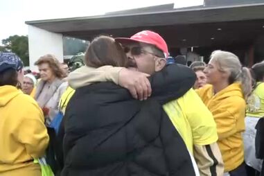 Ágata Rodrigues emociona-se a chegar ao Santuário de Fátima após acompanhar peregrinos que partiram desde Loures 