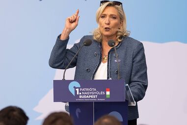 Le Pen pode afastar-se das eleições se juiz decidir uso de pulseira eletrónica