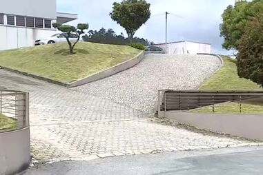 Mulher atropelada no parque de estacionamento da empresa onde trabalha em Guimarães