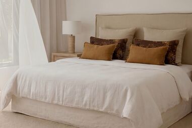 Quarto decorado com estilo Kenay Home, do colchão ao candeeiro