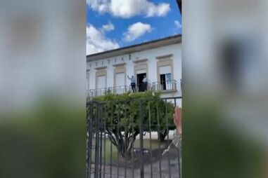 Novas imagens mostram militares da GNR a disparar para o ar após detido fugir do tribunal de Ponte de Sor 